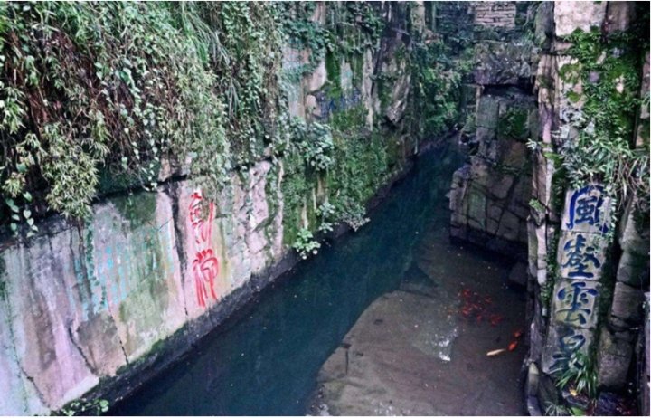 The mysterious impregnable tomb at the bottom of the lake is protected by 3,000 swords 5