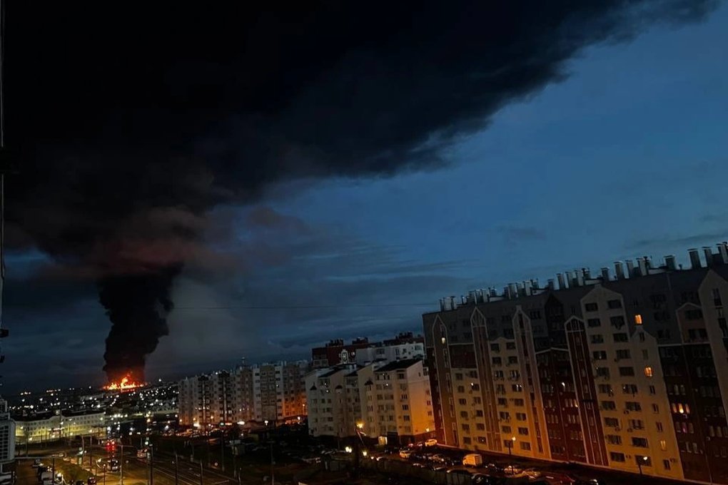 Russian oil warehouse burned fiercely in Crimea, suspected of being attacked by a UAV 0